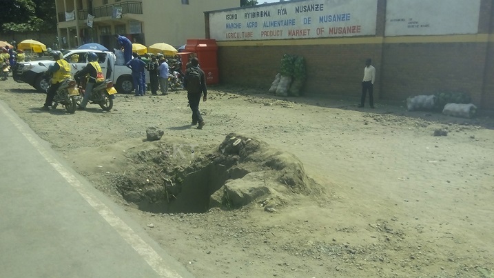 Ibi byobo ngo biteza impanuka za hato na hato kuburyo bigira ingaruka kubakoresha umuhanda wo muri Carriere.