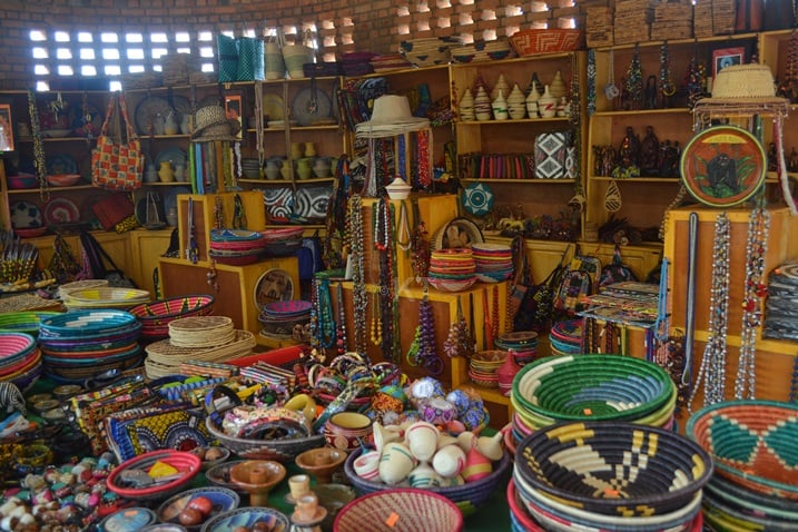 Ibi ni bimwe mu bikorwa by'ubukorikori abagore bakorana na WOC bakoze bitegereje abaguzi.