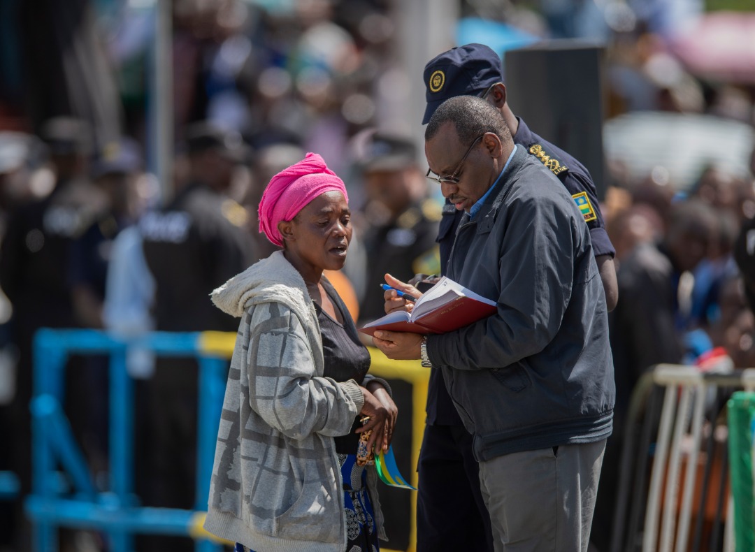Ibibazo by'ibikorwaremezo nk'amashanyarazi byari byinshi bituma Minisitiri Gatete afata ikayi n'ikaramu arabyandika ngo hato atavaho abyibagirwa