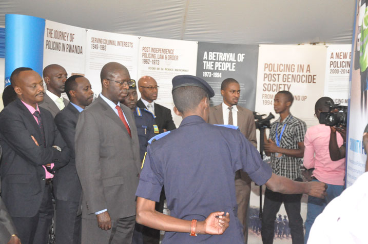 Minisitiri w'intebe n'abandi bayobozi basobanurirwa bimwe mu bice bigize igitabo kivuga ku mateka ya Polisi mu Rwanda.