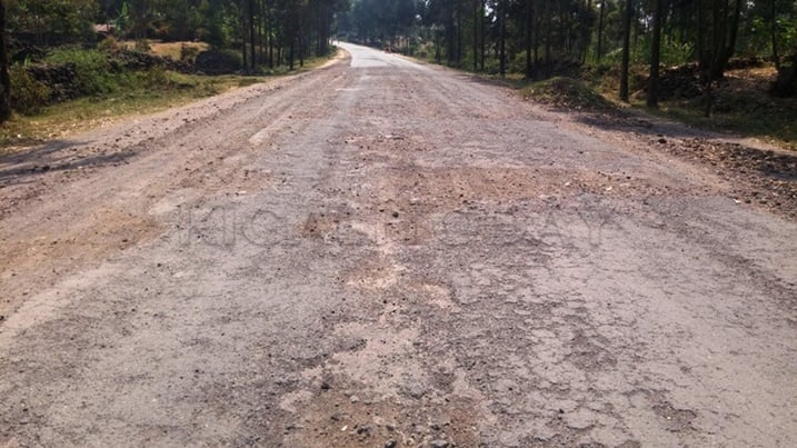 Ibice byinshi bigize umuhanda Cyanika-Musanze byacitsemo ibinogo bagashyiramo ibitaka ngo hapfe kuba nayabagendwa.