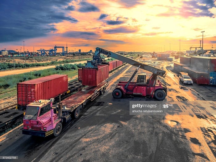 Ushobora gutumiza ibicuruzwa hanze, waba ufite ubushobozi buhanitse ndetse n'iyo waba ufite buke (Ifoto: Google/GettyImages)