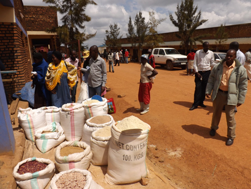 Ifu nayo iba iteretse ku muhanda. (foto E.Musanabera).