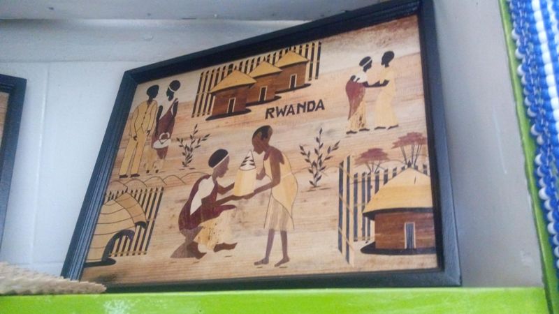 Ibihangano bimwe biba bigaragaza umuco n'amateka by'u Rwanda.