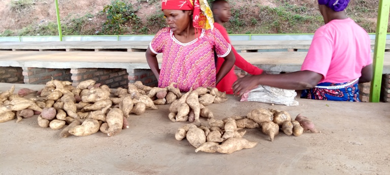 Uyu mubyeyi aribaza ukuntu igitebo cy