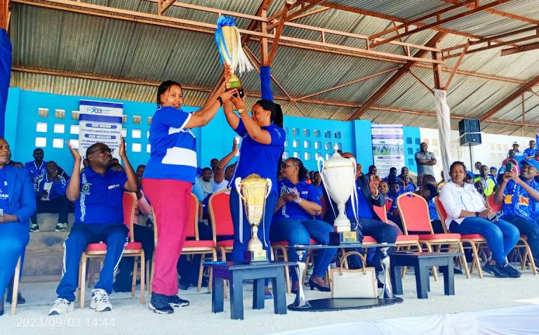 Rayon Sports yagaragarije Abanyenyanza ibikombe yegukanye
