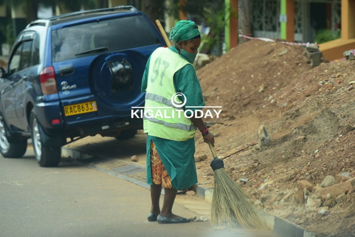 Byatera isoni uwo ari we wese gucira hasi aho abonye hose mu gihe hakubuwe n'umukozi ubishinzwe.