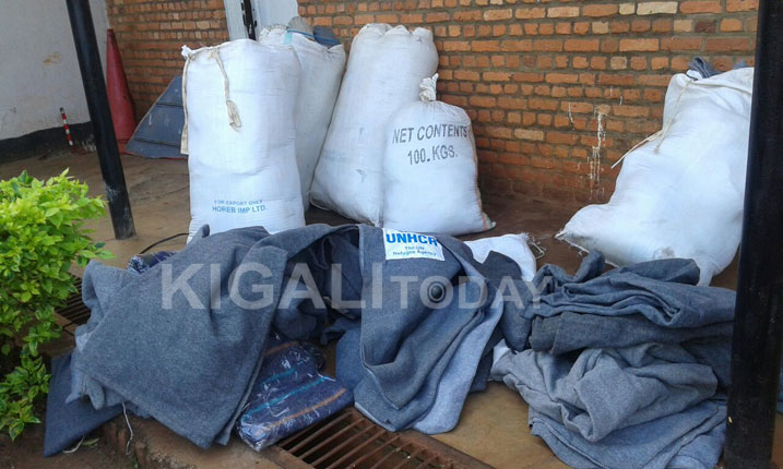 Bimwe mu bikoresho byafashwe byaraguzwe mu mpuzi z'Abarundi Polisi ikabisubiza ubuyobozi bw'Inkambi ya Mahama.