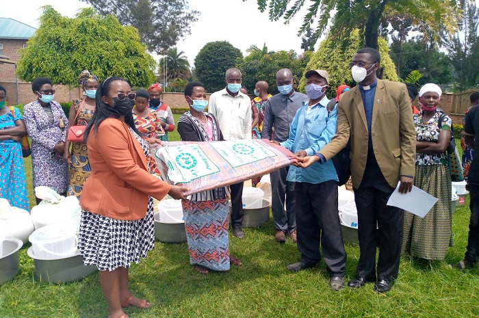 Bimwe mu byo amarerero yashyikirijwe bigizwe n'ifu y'igikoma, isukari, amasafuriya n'ibindi