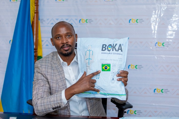 Dr. Sabin Nsanzimana, Umuyobozi Mukuru wa RBC, ni we wakiriye iyo myambaro