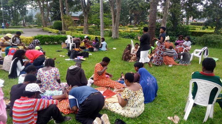 Ibikorwa byabo bibera mu busitani buri imbere y'umurenge wa Muhoza kubera kutagira aho bakorera