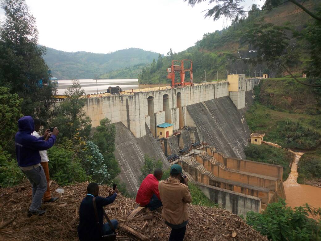 Ibikorwa remezo birimo n'urugomero rwa Nyabarongo ni bimwe mu bihangayikishije kuko rwakwangirika Nyabarongo ikomeje kwibasirwa n'isuri