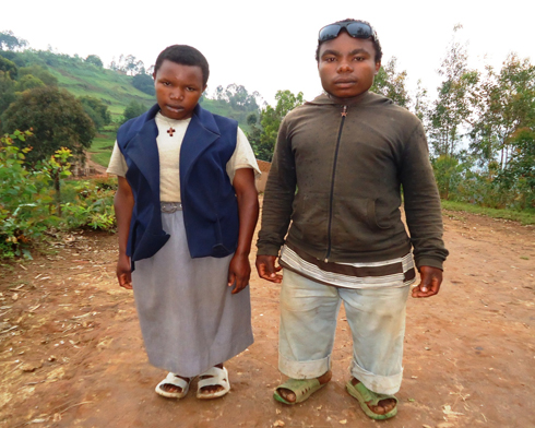 Aba bavandimwe bahisemo gukoresha amaboko yabo bakiteza imbere. (Photo: N. Leonard)