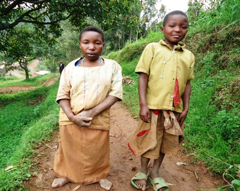 Mukahigiro n'umuhungu we w'imyaka 8 y'amavuko. (Photo: N. Leonard)