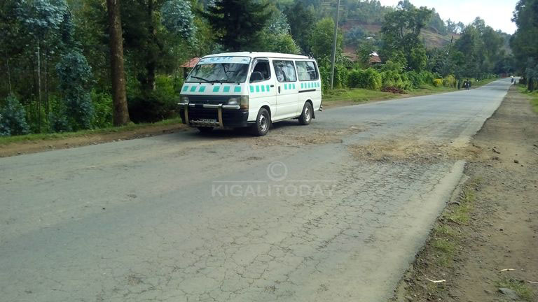 Ibinogo biri mu muhanda bituma imodoka zisatira abagenzi ndetse n'abanyamagare bigatuma haba impanuka
