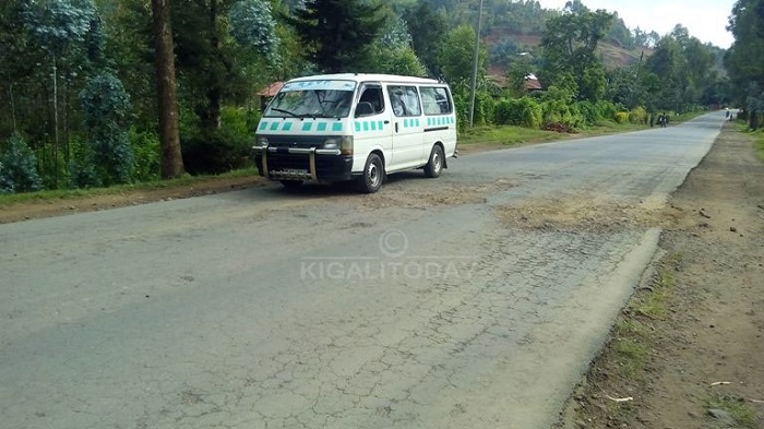 Ibinogo biri mu muhanda Musanze-Cyanika no kuba ari mutoya mu bugari bibangamiye abawukoresha