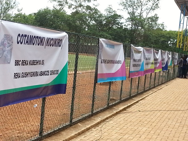 Ibirango buri koperative yari yitwaje biriho ubutumwa bwamagana BBC.
