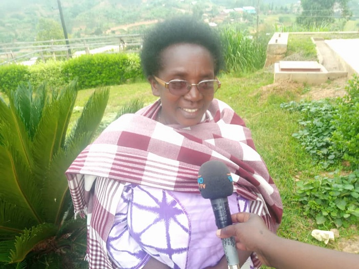 Nzasangamariya Emillienne wafashije Akoyiremeye amutiza inzu aho iyo Club ikorera