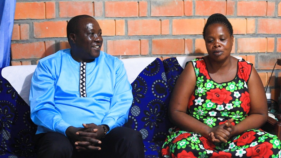 Minisitiri Gatabazi aganira n'umwe mu batujwe mu Mudugudu wa Busanza