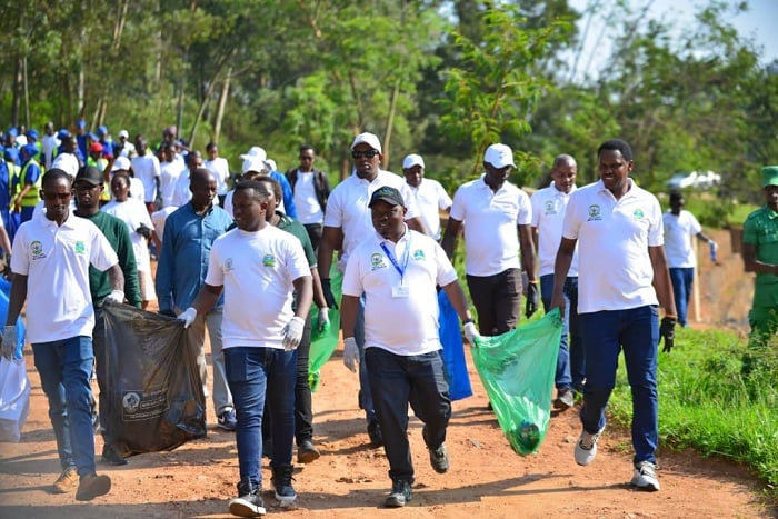 bakoze urugendo banatoragura imyanda mu gishanga cya Car Wash-Rugunga