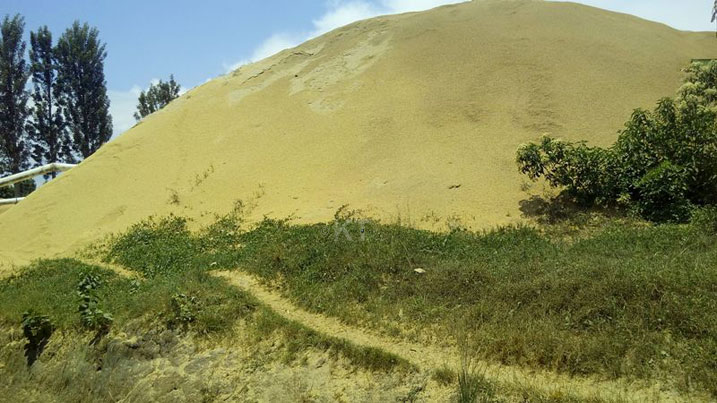 Ibishishwa by'umuceri byakozwa ikirundo inyuma y'uruganda.