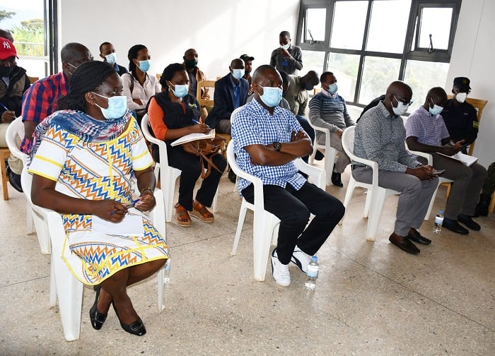 Nyuma yo gusura ibyo bitaro, Dr Mpunga yagiranye ibiganiro birambuye n'abayobozi banyuranye bo mu Karere ka Gakenke