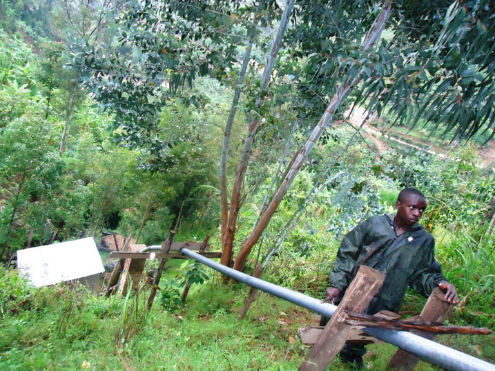 Ibi ni ibitembo bivana amazi mu kagezi ka Mwana biyajyana gutanga amashanyarazi. 