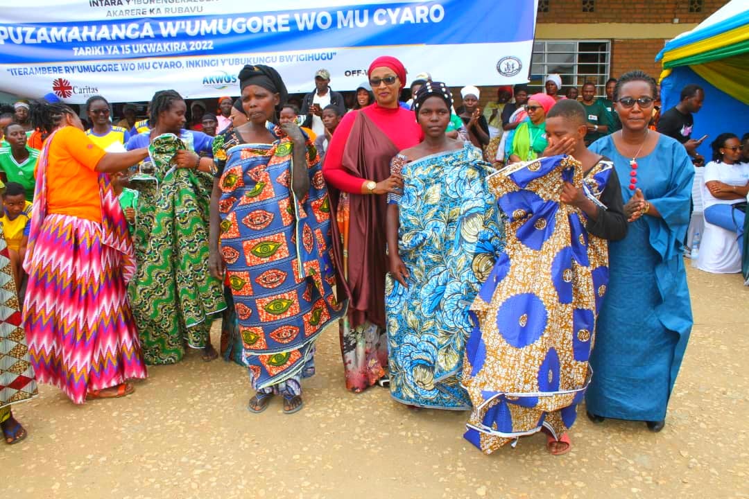 Bahawe ibitenge byo kwambara
