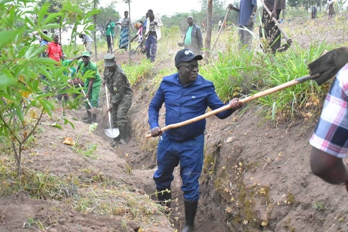 Umuyobozi wa APEFA, Nzabonimpa Oscar, yitabiriye umuganda wo gusibura imirwanyasuri