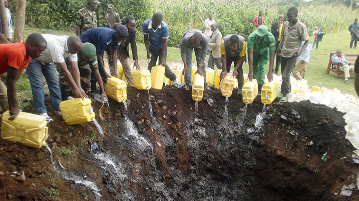 Ibiyobyabwenge byafashwe babimenera imbere y'abaturage kugira ngo baboneremo isomo ry'ububi bwabyo.