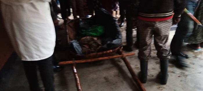 Abana bombi bararohamye, umwana mukuru abanza kubura, nyuma aza kuboneka yashizemo umwuka. Aha umurambo we abaturage bari bawuzanye kwa muganga bawutwaye mu ngobyi ya kinyarwanda