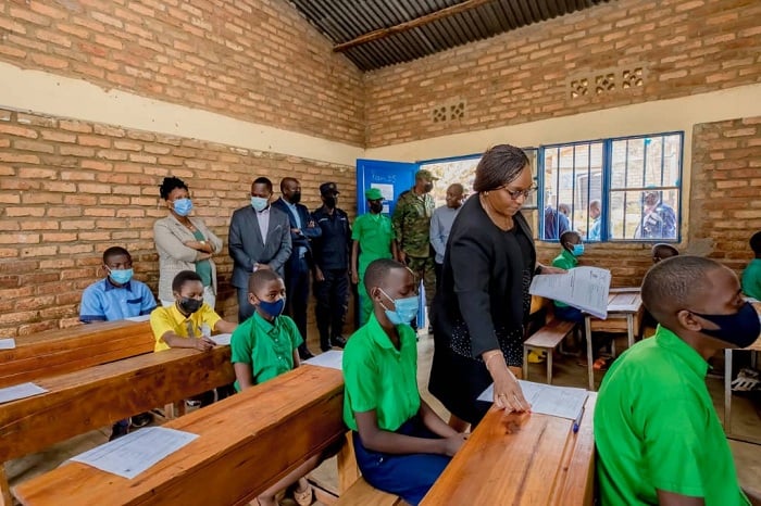 Minisitiri Dr Uwamariya atangiza ibizamini bya Leta muri GS Nyagasambu i Rwamagana