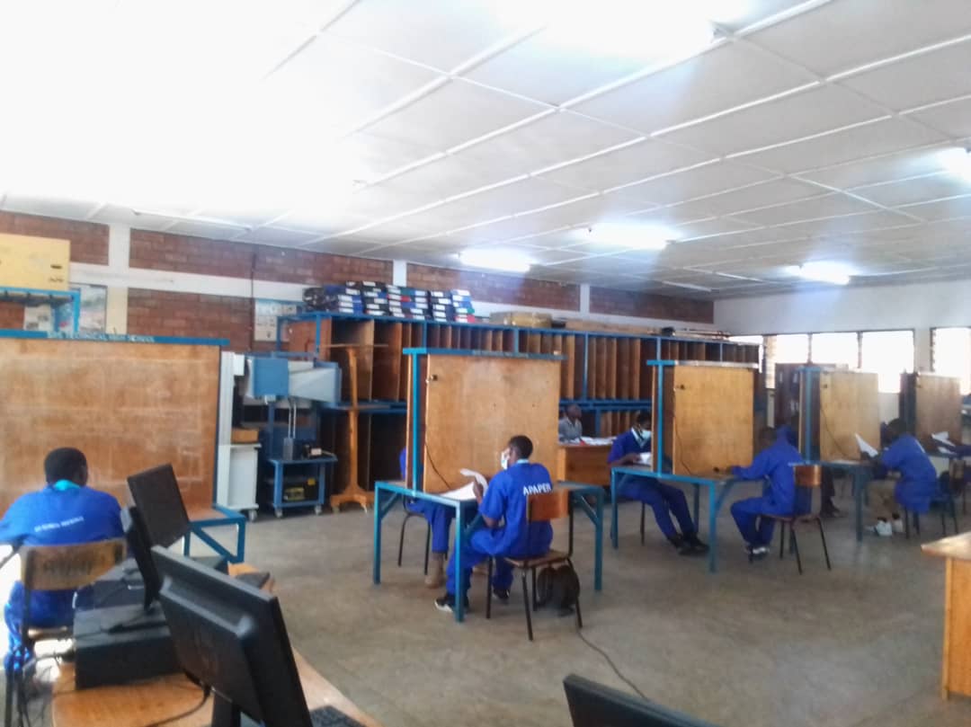 Abiga ibinyanye n'amashanyarazi na bo babanje gukora ikizamini cyanditse