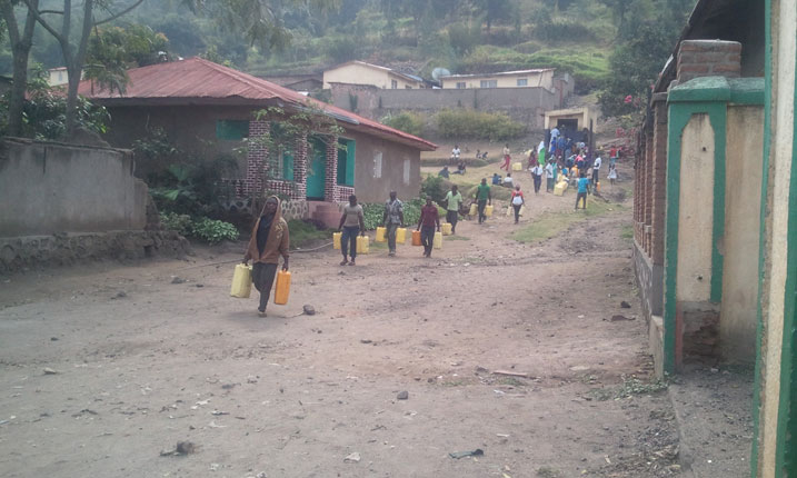 Mu mujyi wa Gisenyi ubu haragaragara imirongo y'abantu bajya gushaka aho bakura amazi.