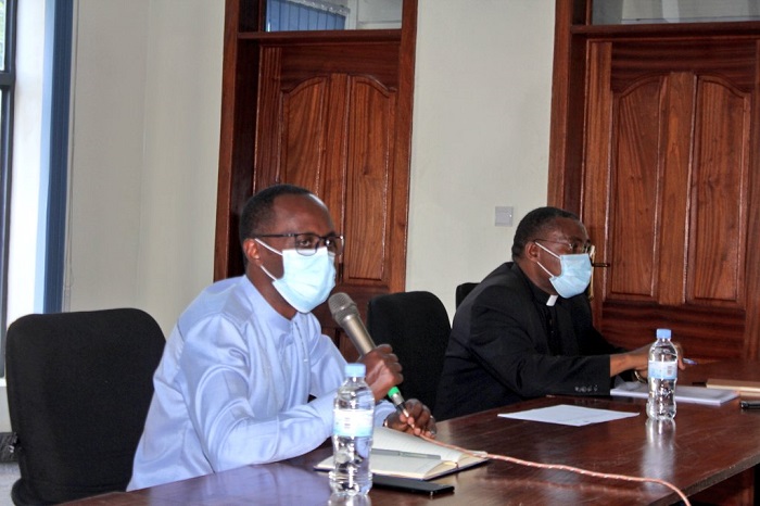 Guverineri w'Intara y'Iburengerazuba na Musenyeri ukuriye RIC baganira n'ubuyobozi bw'Uturere