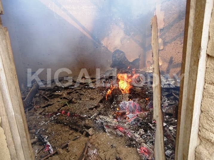 Ibyari mu nzu imbere byahiye birakongoka nta na kimwe baramuye nubwo bagerageje kuzimya.
