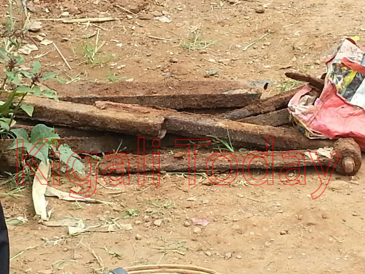 Ibi byuma babisanze hejuru y'imibiri bikekwa ko ari iy'abishwe muri Jenoside.
