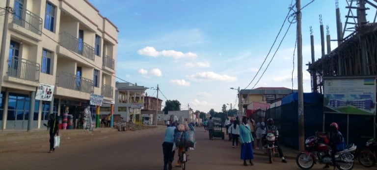 Meya Sebutege avuga ko inzu zirimo kuhazamurwa mu Cyarabu zitubakwa na ba nyiri ibibanza, ahubwo ababiguze
