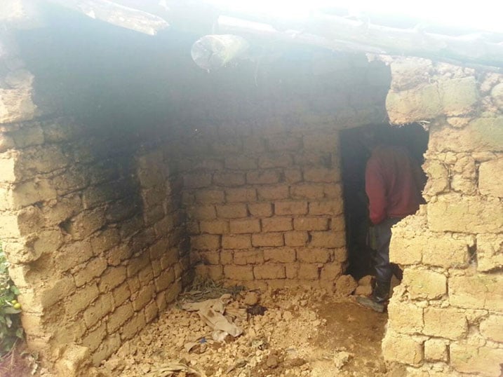 Icyumba bari baryamyemo cyagwiriwe n'inkangu kubera imvura nyinshi.
