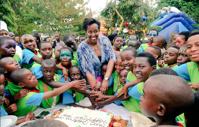 Madame Jeannette Kagame yahaye abana umutsima wa Gato abifuriza noheli nziza n