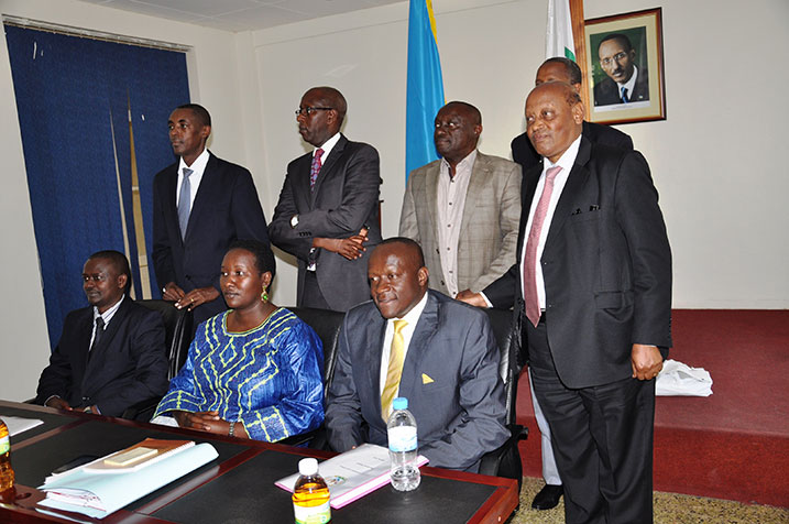 Minisitiri Uwacu na Amb. Joseph Habineza asimbuye bafata ifoto y'urwibutso n'abandi bayobozi banyuranye.