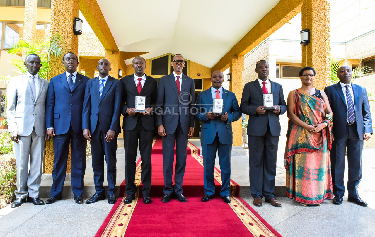 Perezida Kagame n'abandi bayobozi bakuru b'igihugu bafashe ifoto y'urwibutso n'abameya batatu ahize abandi mu mihigo