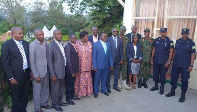Ifoto y'urwibutso hamwe n'abayobozi b'uturere n'ab'inzego zishinzwe kubungabunga umutekano