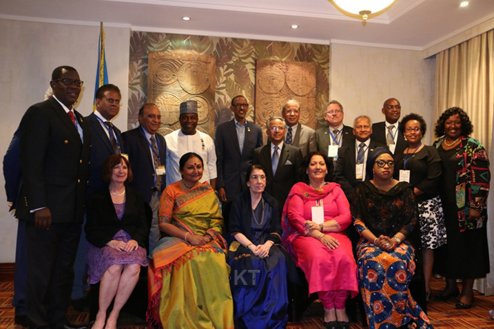 Ifoto y'urwibutso n'umuyobozi mukuru wa Rotary International 