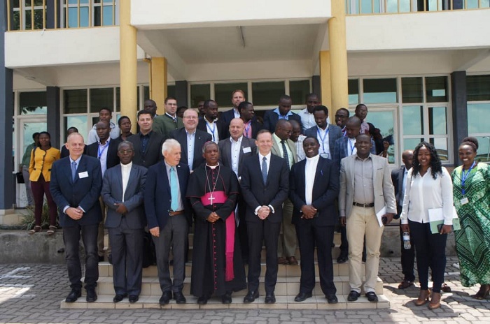 Ifoto y'urwibutso nyuma yo kugirana amasezerano hagati y'Ubuyobozi bwa INES-Ruhengeri na Kaminuza ya BINGEN yo muri Rhenanie Palatinat