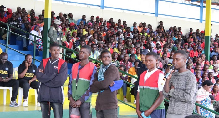 Hakorimana na Zirimwabagabo(babanza ibumoso) bashishikariza abatwara amagare bafashe ku binyabiziga kubicikaho