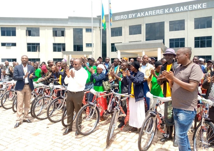 Mayor Nizeyimana yabijeje gukomeza kubaba hafi muri gahunda zose zibafasha kongera umusaruro
