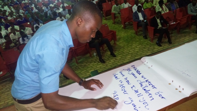 Igihango cy'urungano-uyu munyeshuri wiga mu ishuri ryisumbuye ry'ababyeyi-cefotec- ati Rwanda ntituzibagirwa abana bawe, ariko njyewe ndakubwiye ngo ntibizongera ukund