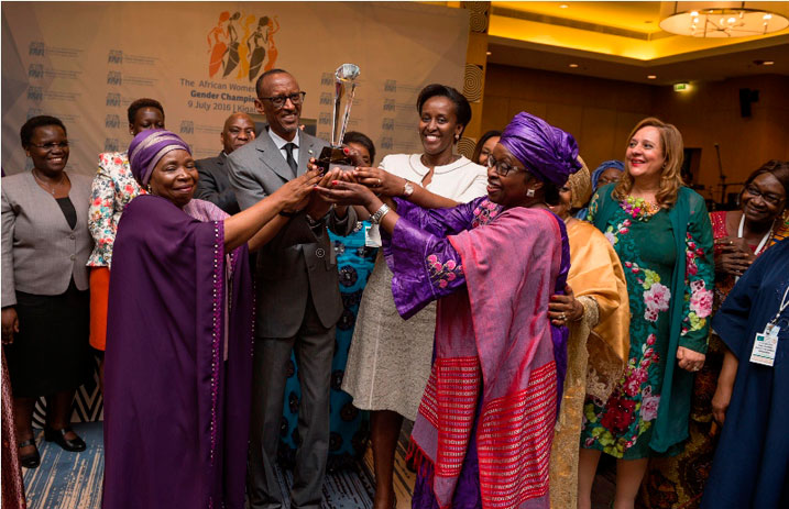 Perezida Kagame ashyikirizwa igihembo cy