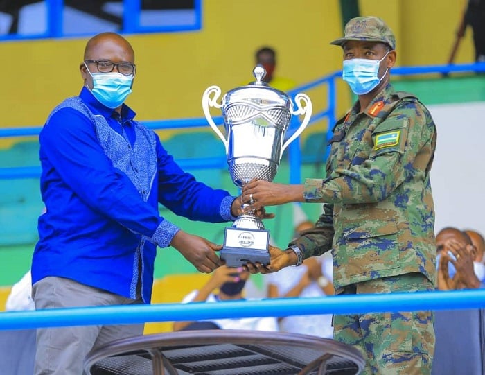 Chairman wa APR FC Maj General Mubarak Muganga yashikirijwe igikombe